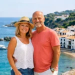 Couple souriant dans un village côtier de la Costa Brava